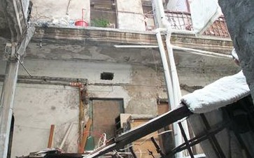 青岛女子倚栏晒被摔下二楼 头部受伤伤情严重