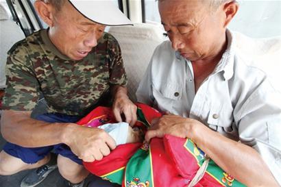 多舛双胞胎老二终离世 父亲捐出幼小遗体