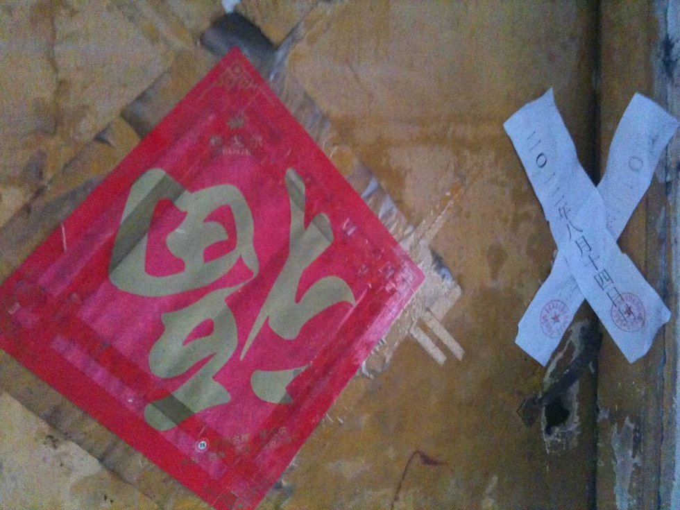 　　8月15日，重庆，张贵英居住的出租房已被警方贴上了封条。周克华虽被击毙，但案件并未就此终结。重庆警方已将周克华的女友控制，进行提审，进一步寻找细节线索，确认还有没有其他相关联的案件，其中包括抢走的哨兵步枪去向。