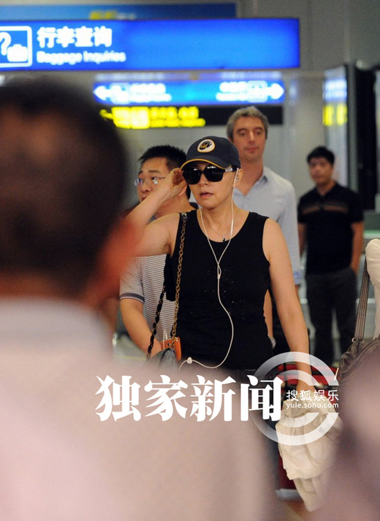 50岁宋丹丹潮人装亮相