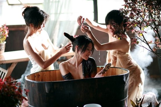 阿朵大尺度性感浴照曝光 披薄纱入浴欲露还羞