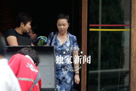 蔡明穿时髦花裙会友皱纹凸显