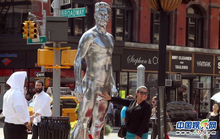 贝克汉姆遭女粉丝猥亵摸私处半裸雕塑下体激凸图