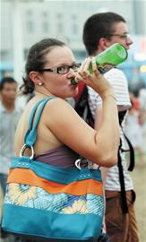 外国游客抢镜啤酒节