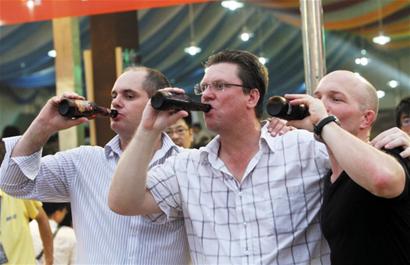 外国游客抢镜啤酒节