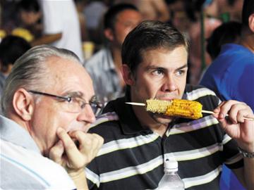 外国游客抢镜啤酒节