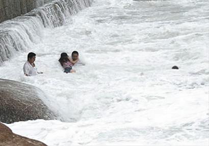 台风达维巨浪中青岛3勇士搏命救女子