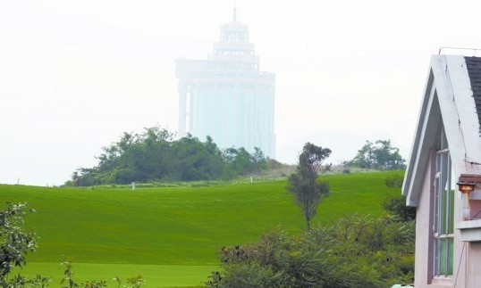 与高尔夫球场为邻 青岛居民家中玻璃常被球砸