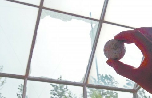 与高尔夫球场为邻 青岛居民家中玻璃常被球砸