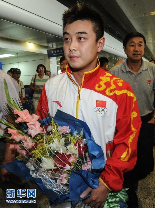 奥运冠军王皓回家 双手插兜酷劲十足