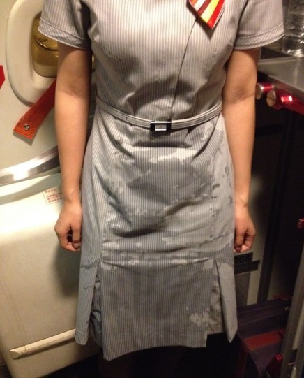 乘客因航班延误向空姐泼三杯开水泄愤 乘客因航班延误向空姐泼三杯开水泄愤