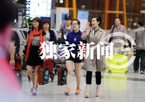 苗圃回京浓妆艳抹直赴饭局