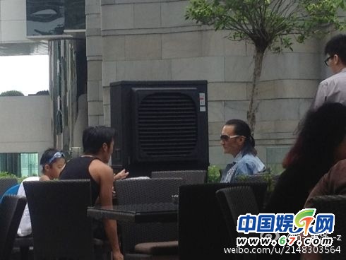 谢霆锋一家三代男丁聚会 半裸Lucas萌翻路人