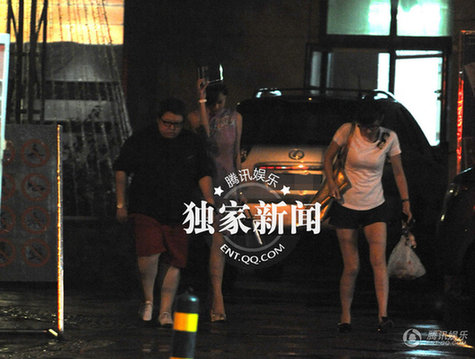 韩红携旗袍美女吃饭显大姐做派 老友李霞作陪