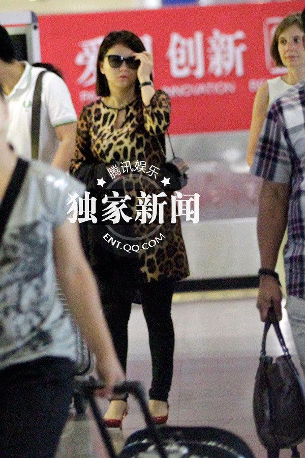 李湘狂野豹纹富态十足疑怀孕 王岳伦护妻任劳任怨堪比模范