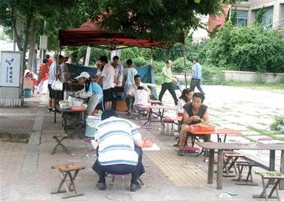 青岛400个绿色早餐点仅剩百处 市民早餐单一价格贵