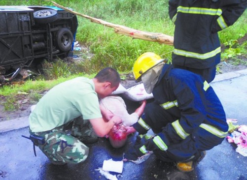 大客翻进1米深水沟司机倒地抽搐 24乘客无大碍
