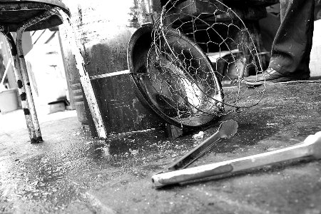 城管踢油盆致12岁少年烫伤 孩子偷偷抹泪