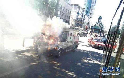 押运车行驶中突然起火 车头烧成空壳
