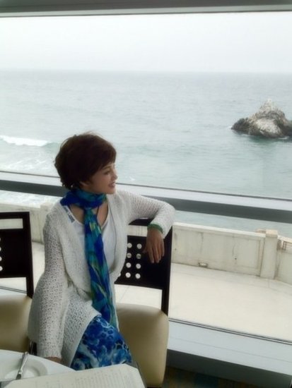 刘晓庆美国度假照曝光 皮肤白嫩似青春重现