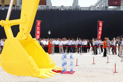 与会代表在青岛港码头参观绝活表演 与会代表在青岛港码头参观绝活表演