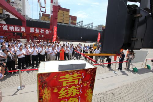 与会代表在青岛港码头参观绝活表演 与会代表在青岛港码头参观绝活表演