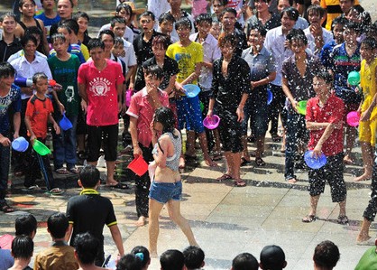 海南嬉水节多女子被众男按倒扒光衣服 嚎啕大哭