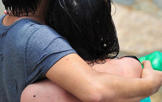 海南嬉水节多女子被众男按倒扒光衣服 嚎啕大哭