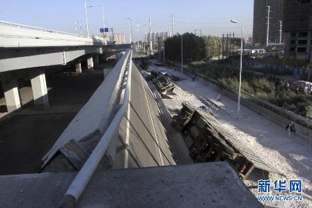 哈尔滨一刚建成大桥垮塌致3死5伤 安监局称桥有问题