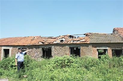 流浪汉被埋倒塌墙下 一瓶水熬过一天一夜 流浪汉被埋倒塌墙下 一瓶水熬过一天一夜