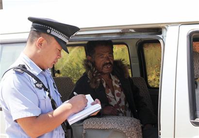 流浪汉被埋倒塌墙下 一瓶水熬过一天一夜 流浪汉被埋倒塌墙下 一瓶水熬过一天一夜