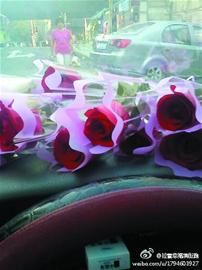 单身的哥自带玫瑰送乘客