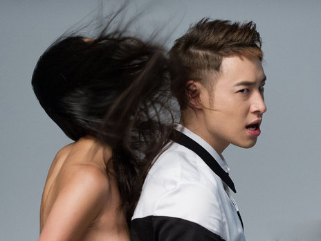 潘玮柏被半裸女模环抱 怕紧张出汗提前沐浴