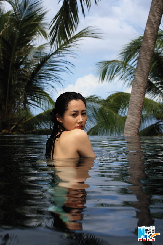 43岁许晴泰国拍泳池写真 湿身秀美背