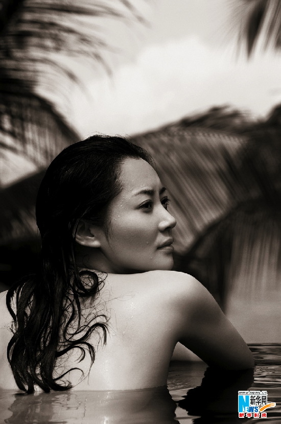 43岁许晴泰国拍泳池写真 湿身秀美背