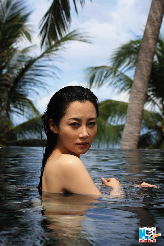 43岁许晴泰国拍泳池写真 湿身秀美背