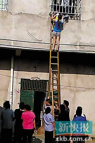 女童卡防盗网命悬空中 少女托举数十分钟救下