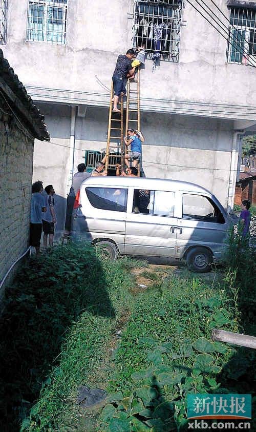 女童卡防盗网命悬空中 少女托举数十分钟救下