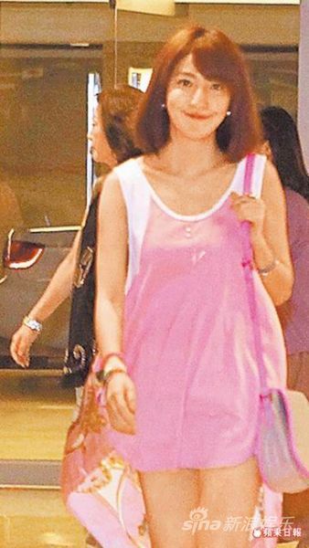 杨谨华盛装出席好友萧亚轩的生日派对