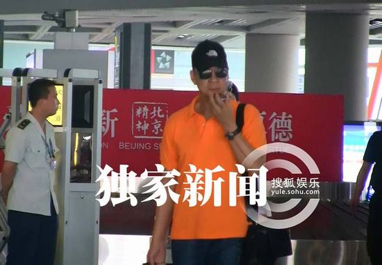 66岁王学圻鲜艳衣装微信玩不停