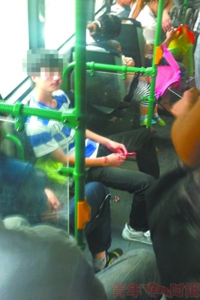 小伙被打得鼻血横流。图片由网友提供