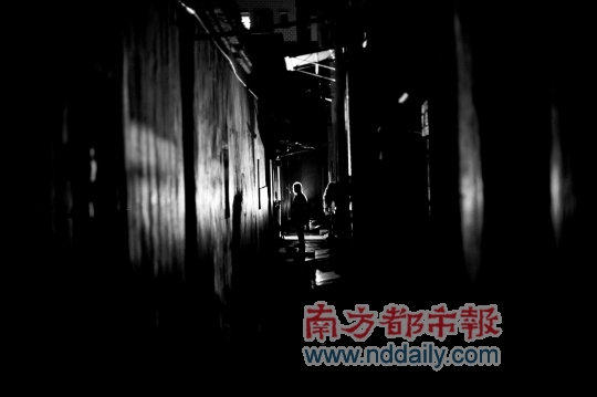 漆黑小巷中 女子惨遭割喉