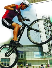 青岛极限自行车高手:爬楼梯上石墩无障碍 定格10分钟
