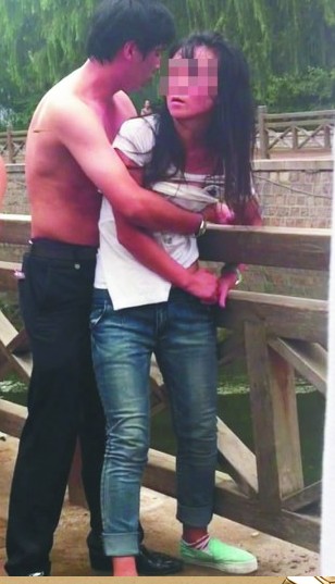 小情侣吵架女子霸气撕衣 翻护栏欲跳河