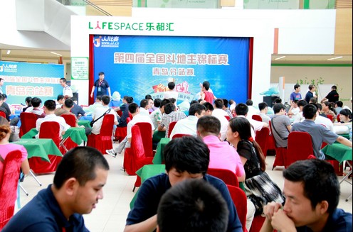 全国斗地主青岛开赛 父母携子女参加超火爆 全国斗地主青岛开赛 父母携子女参加超火爆