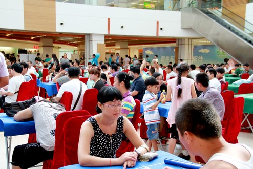 全国斗地主青岛开赛 父母携子女参加超火爆 全国斗地主青岛开赛 父母携子女参加超火爆