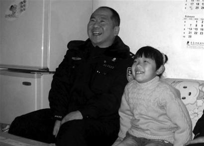 青岛李村交警王修盛被轿车撞飞30米牺牲 最后时刻让战友闪开