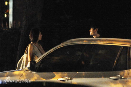 袁泉收工不急回家 穿素雅白裙与神秘男聊天