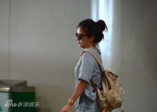 赵薇穿热裤显短粗腿