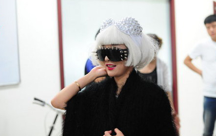 干露露头顶胸罩露臀装现身